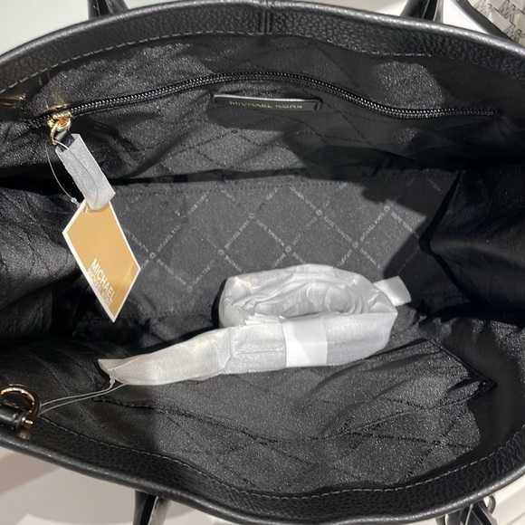 MICHAEL KORS 🖤
Mirella Medium Pebbled Leather Tote Bag - Picture 5 of 6